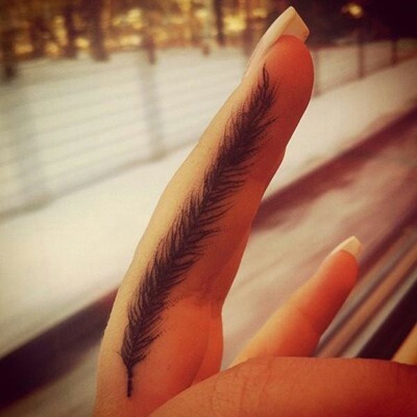 Pluma en un lado del dedo Pluma en un lado del dedo