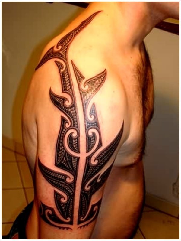 La cola de un tiburn cubre parte del brazo y hombro La cola de un tiburn cubre parte del brazo y hombro
