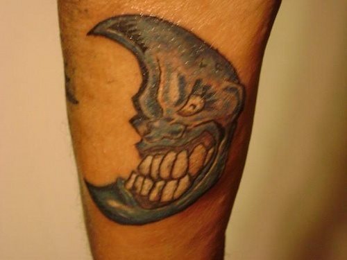 Diseo de una luna con rasgos grandes como son ojos, nariz y una gran boca llena con dientes representados en grandes dimensiones Diseo de una luna con rasgos grandes como son ojos, nariz y una gran boca llena con dientes representados en grandes dimensiones