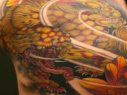 Diseo de un dragn en tonos amarillo y rojos de grandes dimensiones Diseo de un dragn en tonos amarillo y rojos de grandes dimensiones