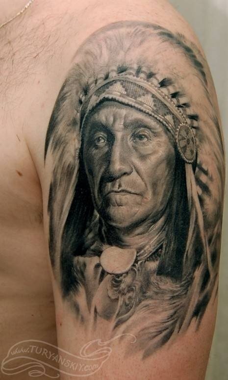 Cuidada representacin en tonos negros de un rostro de lo que parece un jefe indio Cuidada representacin en tonos negros de un rostro de lo que parece un jefe indio