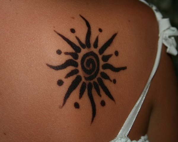 En este caso podemos ver un diseo de un sol negro que parece impreso con un rotulador, es decir, no parece imprimido con tinta sino con un rotulador permanente En este caso podemos ver un diseo de un sol negro que parece impreso con un rotulador, es decir, no parece imprimido con tinta sino con un rotulador permanente
