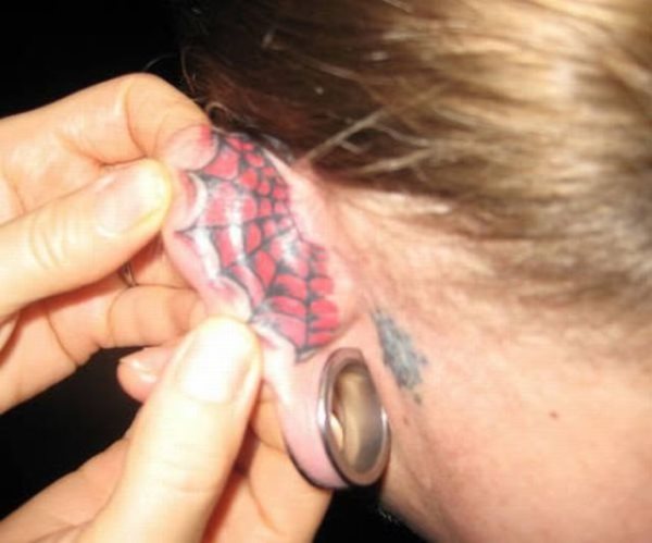 Diseo de una telaraa en la parte trasera de la oreja, lo cual es un diseo un poco tonto, ya que es una zona del cuerpo que nunca suele estar visible a no ser que la muestres como se muestra en la imagen cogiendo la oreja y movindola Diseo de una telaraa en la parte trasera de la oreja, lo cual es un diseo un poco tonto, ya que es una zona del cuerpo que nunca suele estar visible a no ser que la muestres como se muestra en la imagen cogiendo la oreja y movindola