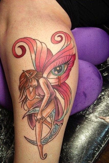 Hada con alas que parecen imitar las de una mariposa sentada sobre una luna Hada con alas que parecen imitar las de una mariposa sentada sobre una luna