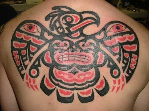 Curioso diseo de un pjaro en tonos negros y rojos y en el que si nos fijamos podemos ver una cara en su plumaje e incluso varios ojos, dos de ellos en las alas Curioso diseo de un pjaro en tonos negros y rojos y en el que si nos fijamos podemos ver una cara en su plumaje e incluso varios ojos, dos de ellos en las alas