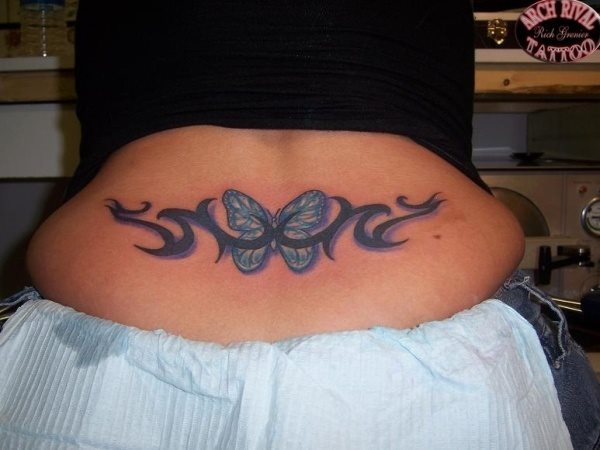 Horroroso tatuaje de una mariposa con una lnea tribal por encima, con un resultado muy poco esttico en euq ese han combinado colores muy fros como son azul, morado y negro Horroroso tatuaje de una mariposa con una lnea tribal por encima, con un resultado muy poco esttico en euq ese han combinado colores muy fros como son azul, morado y negro