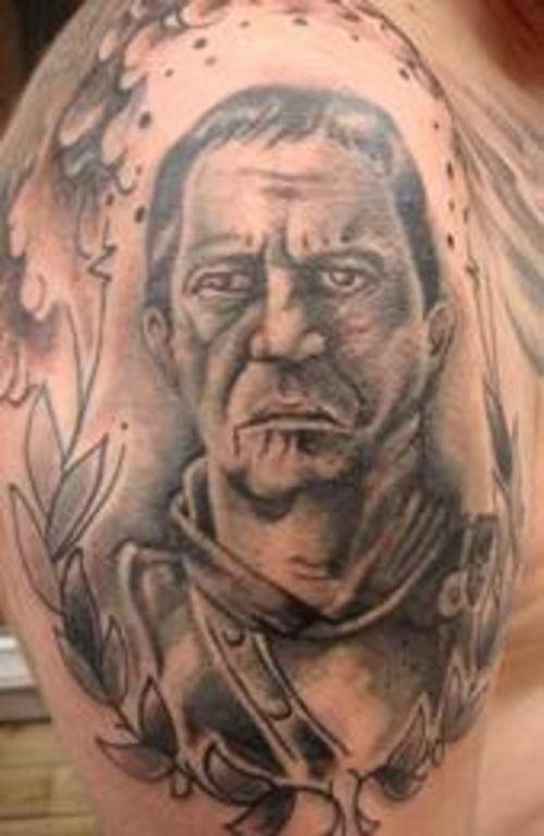 Diseo de la cara de un hombre con un gesto de enfado, pero con un sombreado bonito Las proporciones de la cabeza no son correctas, las orejas a diferente altura, la nariz torcida, los ojos tatuados de manera desporporcionada Diseo de la cara de un hombre con un gesto de enfado, pero con un sombreado bonito Las proporciones de la cabeza no son correctas, las orejas a diferente altura, la nariz torcida, los ojos tatuados de manera desporporcionada