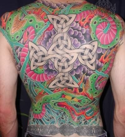 Colorido diseo de grandes dimensiones con multitud de detalles que ocupan toda la espalda de ste joven Colorido diseo de grandes dimensiones con multitud de detalles que ocupan toda la espalda de ste joven