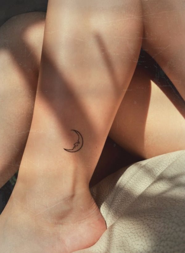 Diseo de una pequea luna impresa a modo de detalle y con rasgos como si de una persona se tratara Diseo de una pequea luna impresa a modo de detalle y con rasgos como si de una persona se tratara