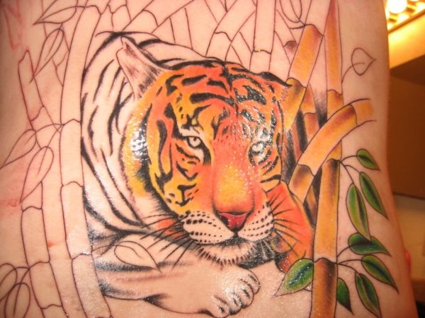 No est an terminado este tatuaje de un tigre descansando entre ramas, algunas de ellas an no coloreadas No est an terminado este tatuaje de un tigre descansando entre ramas, algunas de ellas an no coloreadas