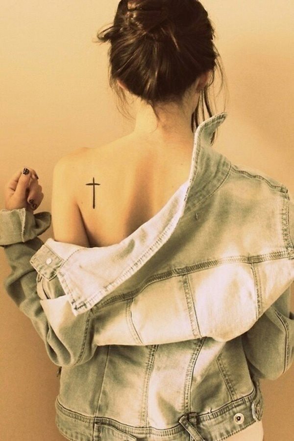 Sencillo tatuaje de una cruz Sencillo tatuaje de una cruz