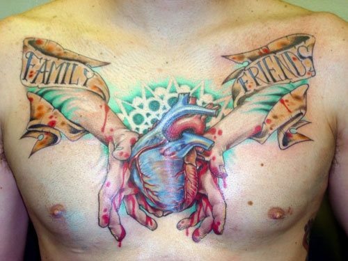 Diseo de un corazn sujetado entre ambas manos con sangre Diseo de un corazn sujetado entre ambas manos con sangre