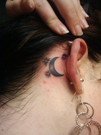 Diseo de una discreta luna en la parte de detrs de la oreja, la cul se ha representado de manera muy sencilla Diseo de una discreta luna en la parte de detrs de la oreja, la cul se ha representado de manera muy sencilla
