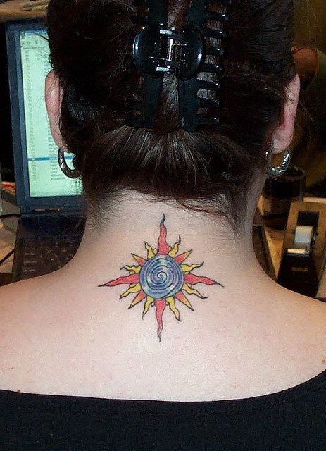 Curioso tatuaje d eotro sol en tonos azules, rojos y amarillos Curioso tatuaje d eotro sol en tonos azules, rojos y amarillos