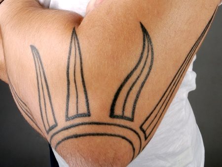 Aunque no estemos acostumbrados a ver tatuados soles en el codo, ya que es ms comn ver tatuadas estrellas, es una zona muy buena para poder imprimir estos diseos, aunque el que vemos en la foto parece que esta sin acabar Aunque no estemos acostumbrados a ver tatuados soles en el codo, ya que es ms comn ver tatuadas estrellas, es una zona muy buena para poder imprimir estos diseos, aunque el que vemos en la foto parece que esta sin acabar