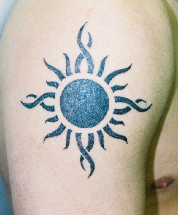 Sol de estilo tribal en tonos negros, que como ya he comentado antes, creo que es un estilo pasado de moda y con un resultado algo pobre Sol de estilo tribal en tonos negros, que como ya he comentado antes, creo que es un estilo pasado de moda y con un resultado algo pobre