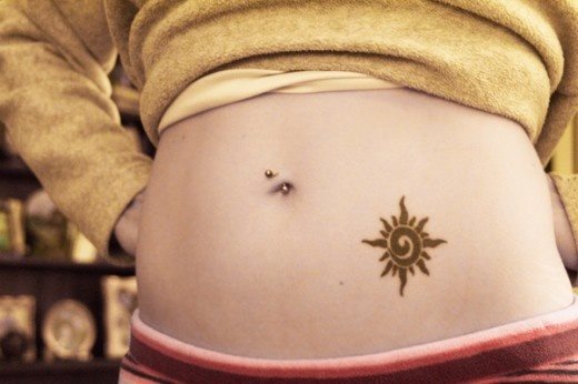 Parce un tatuaje de henna, en el que se puede observar que el color no es negro, sino un color marrn ms propio del material del que hablamos: la henna Parce un tatuaje de henna, en el que se puede observar que el color no es negro, sino un color marrn ms propio del material del que hablamos: la henna