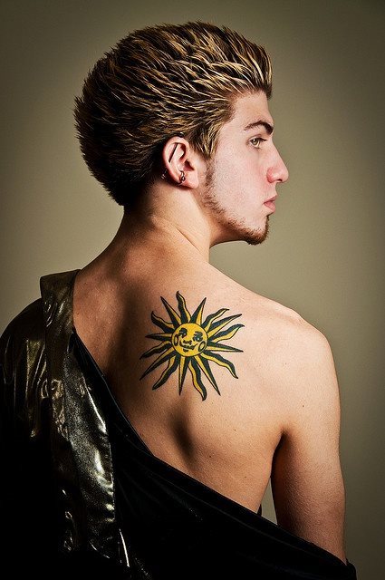 Un sol con contrastes amarillo y negros en la zona de la espalda de este joven Un sol con contrastes amarillo y negros en la zona de la espalda de este joven