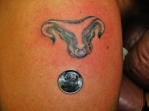 La moneda nos ayuda a hacernos una referencia del tamao del tatuaje que se puede ver alterada por la foto La moneda nos ayuda a hacernos una referencia del tamao del tatuaje que se puede ver alterada por la foto