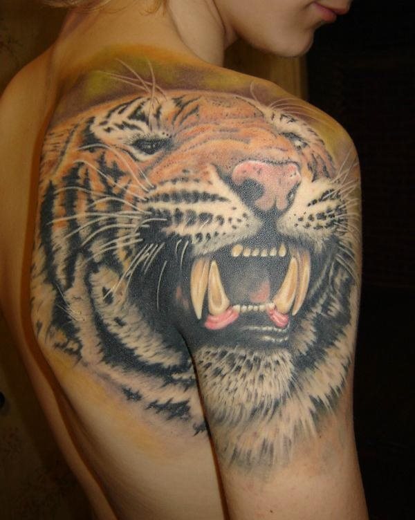Este diseo ocupa el hombro y la espalda y muestra un gran diseo de la cabeza de un tigre muy realista Este diseo ocupa el hombro y la espalda y muestra un gran diseo de la cabeza de un tigre muy realista