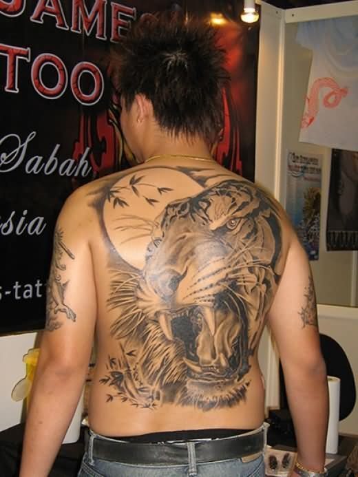 Con el uso de sombras de tinta negra se ha tatuado excelentemente este diseo de la cabeza de un tigre con una gran luna al fondo Con el uso de sombras de tinta negra se ha tatuado excelentemente este diseo de la cabeza de un tigre con una gran luna al fondo