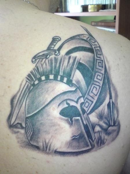 Diseo de un casco, un escudo, una flecha y una espada que parecan pertenecer a un guerrero Diseo de un casco, un escudo, una flecha y una espada que parecan pertenecer a un guerrero