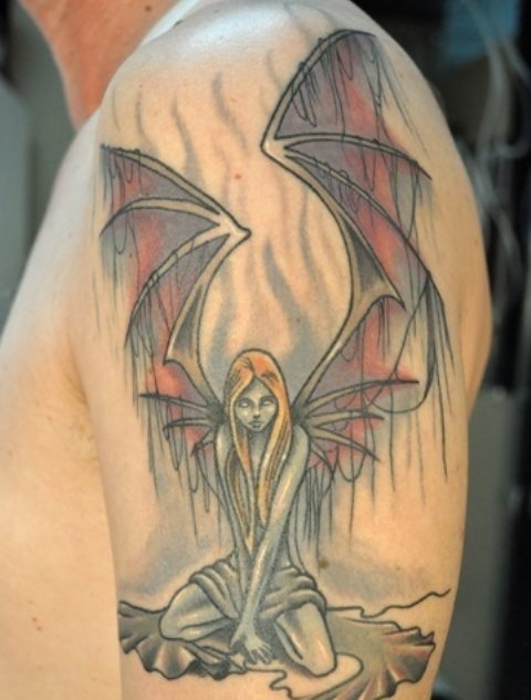 Oscuro tatuaje de un hada con colores ms fros y alas que nos pueden recordar a las de una ciratura horrorfica o una bestia Oscuro tatuaje de un hada con colores ms fros y alas que nos pueden recordar a las de una ciratura horrorfica o una bestia