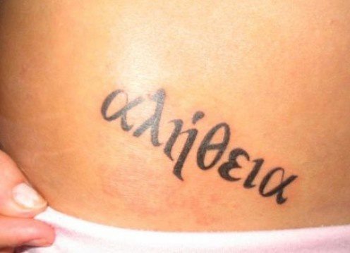 Diseo de letras griegas en tonos negros tatuado en la zona inferior del vientre de sta jven Diseo de letras griegas en tonos negros tatuado en la zona inferior del vientre de sta jven