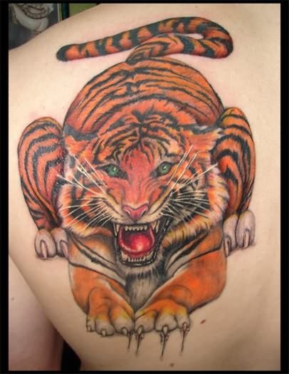 Un tigre que se arrastra por la espalda de este chico Un tigre que se arrastra por la espalda de este chico