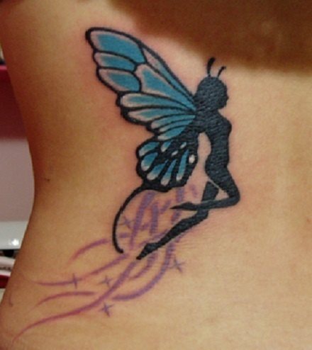 Silueta de un hada con alas de mariposas azules que va dejando un rastro en tonos lila con estrellas Silueta de un hada con alas de mariposas azules que va dejando un rastro en tonos lila con estrellas
