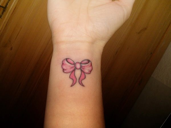 Lazo rosa en la mueca Lazo rosa en la mueca
