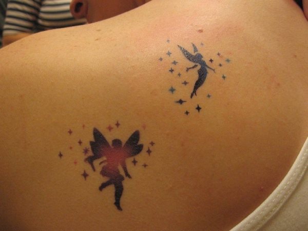 Sencillas siluetas de dos hadas en diferentes tonalidades acompadas por estelas de estrellas, sin duda un orginal diseo con buenos trazados y un resultado muy bueno Sencillas siluetas de dos hadas en diferentes tonalidades acompadas por estelas de estrellas, sin duda un orginal diseo con buenos trazados y un resultado muy bueno