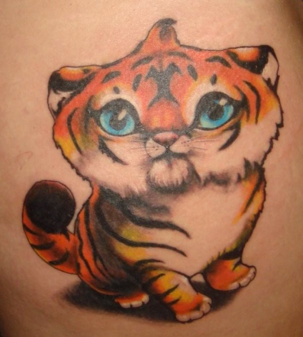 Divertido tatuaje de un tigre con aspecto infantil e incluso animado de grandes ojos azules Divertido tatuaje de un tigre con aspecto infantil e incluso animado de grandes ojos azules