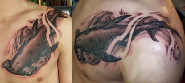 Pez martillo que ha sido tatuado en el pecho y el hombro junto a agua aunque el color del agua es el mismo que el del pez, se aprecia facilmente Pez martillo que ha sido tatuado en el pecho y el hombro junto a agua aunque el color del agua es el mismo que el del pez, se aprecia facilmente