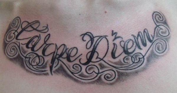 Como primer tatuaje de la galera, podemos ver las palabras Carpe Diem tatuadas en el centro de pecho, cerca del cuello en un lugar muy usado por hombres atrevidos Como primer tatuaje de la galera, podemos ver las palabras Carpe Diem tatuadas en el centro de pecho, cerca del cuello en un lugar muy usado por hombres atrevidos