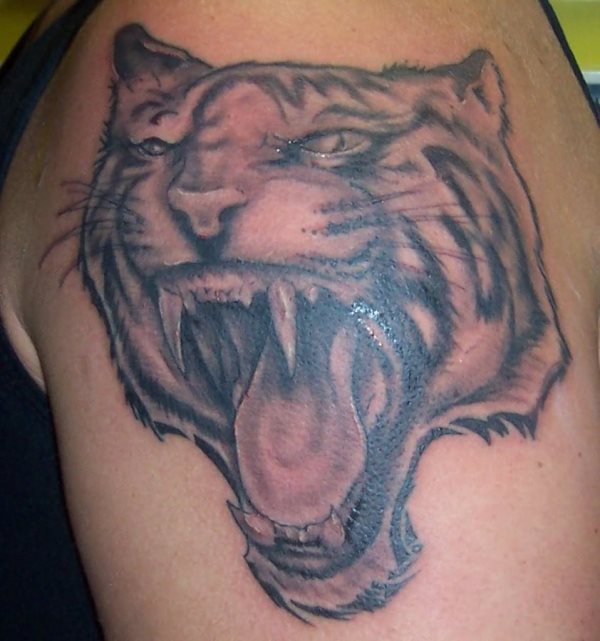 Este tatuaje tiene un tamao enorme Este tatuaje tiene un tamao enorme