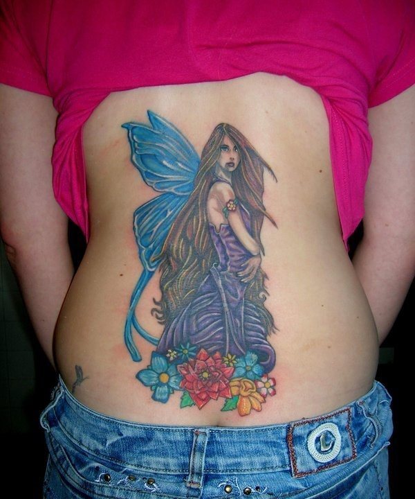 Este tatuaje se sita en la espalda de una joven, ocupando gran parte de ella Este tatuaje se sita en la espalda de una joven, ocupando gran parte de ella