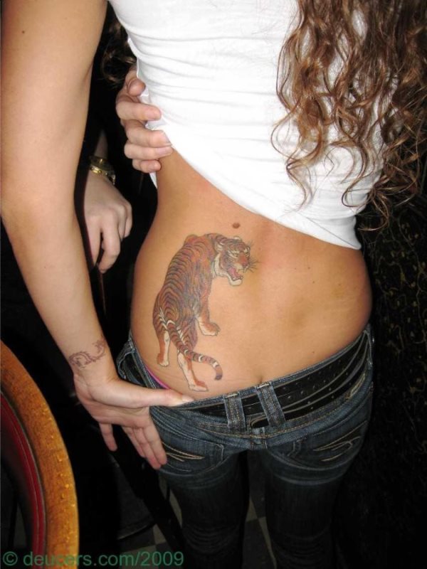 Esta chica lleva su tatuaje de tigre en la zona lumbar Esta chica lleva su tatuaje de tigre en la zona lumbar