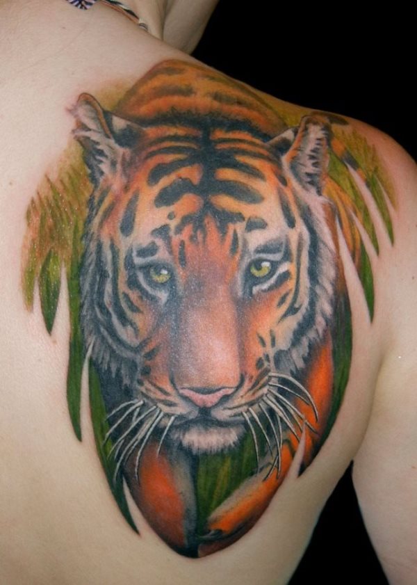 Muy bonito y colorido este diseo de la cabeza de un tigre en la espalda Muy bonito y colorido este diseo de la cabeza de un tigre en la espalda