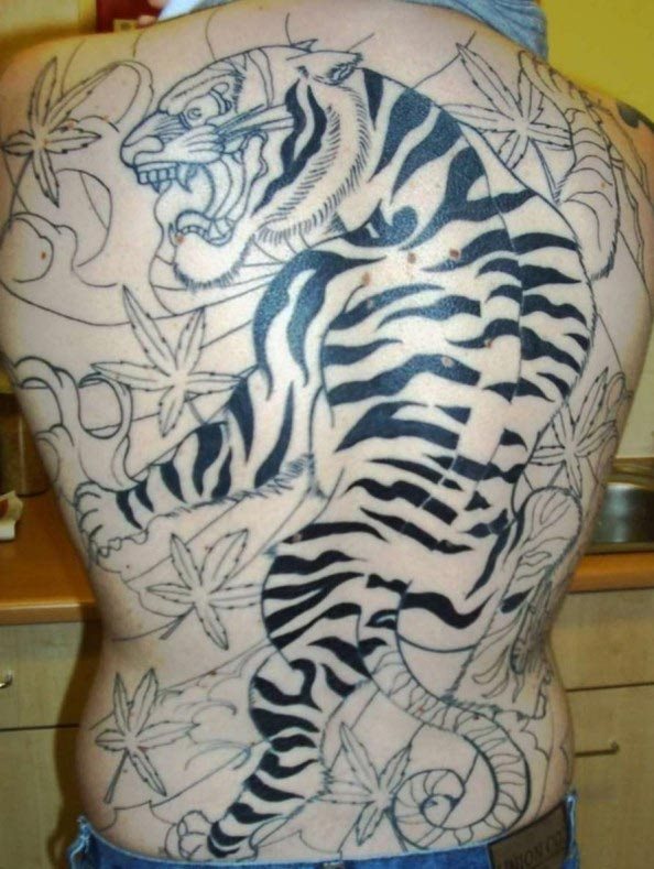 Este espectacular diseo que ocupa toda la espalda y en el que destaca el tigre como dibujo principal y rodeado de otros elementos an tienen que colorearse Este espectacular diseo que ocupa toda la espalda y en el que destaca el tigre como dibujo principal y rodeado de otros elementos an tienen que colorearse