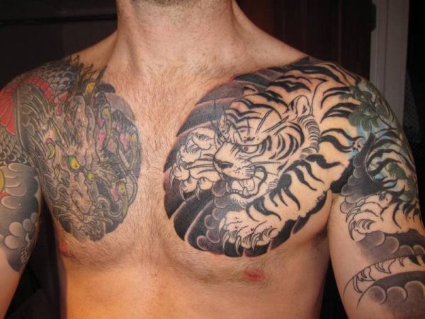 Dos grandes diseos en ambos lados del pecho y que ocupan cada uno un brazo Dos grandes diseos en ambos lados del pecho y que ocupan cada uno un brazo