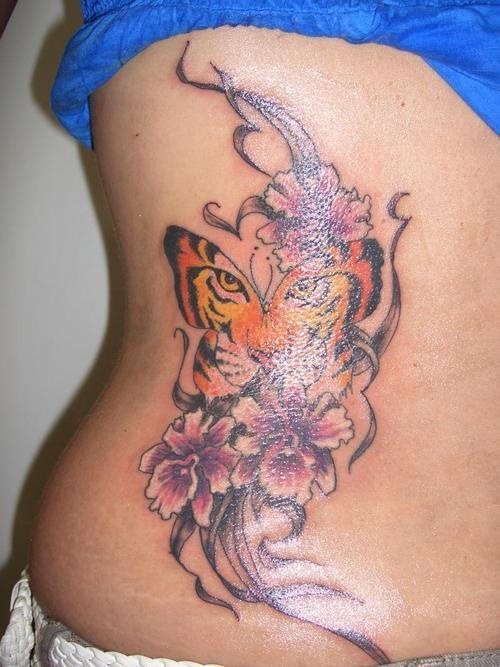 Esta imagen muy original muestra el contorno de una mariposa rellena con el rostro de un tigre rodeado de rosadas flores Esta imagen muy original muestra el contorno de una mariposa rellena con el rostro de un tigre rodeado de rosadas flores