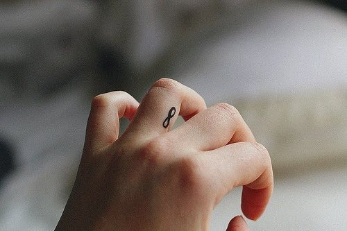 Smbolo de infinito en la parte interna del dedo Smbolo de infinito en la parte interna del dedo