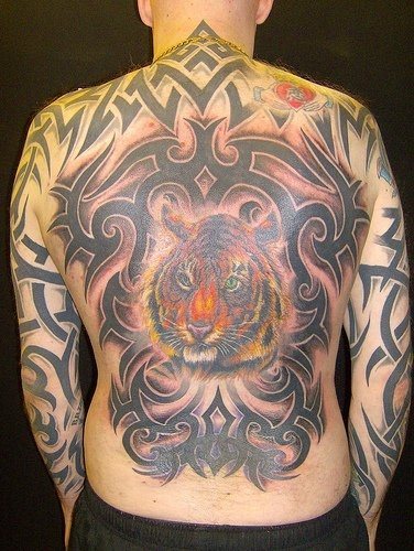Gran diseo de estilo tribal con la cabeza de un tigre en el centro Gran diseo de estilo tribal con la cabeza de un tigre en el centro