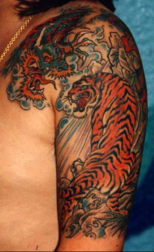 Diseo de un tigre de espaldas con un bonito fondo de nubes y salvaje Diseo de un tigre de espaldas con un bonito fondo de nubes y salvaje