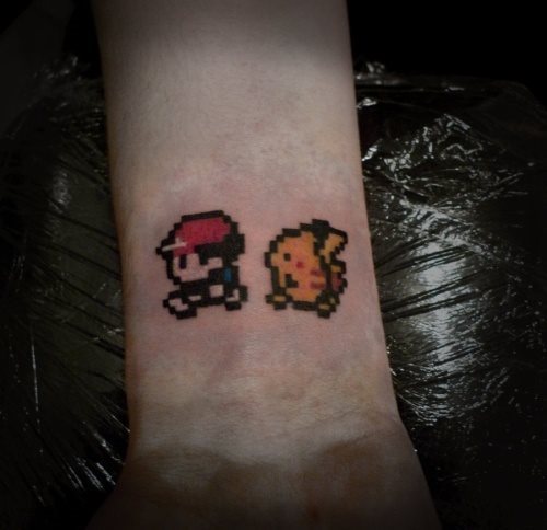 Divertido tatuaje de As y Pikachu, los protagonistas de la serie Pokemon Divertido tatuaje de As y Pikachu, los protagonistas de la serie Pokemon