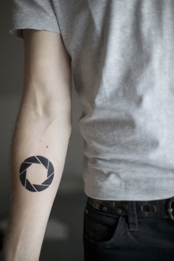 Tattoo en el antebrazo en forma de crculo Tattoo en el antebrazo en forma de crculo