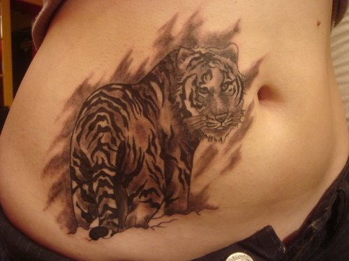 Esta chica lleva un tigre hecho con tinta negra en el abdomen Esta chica lleva un tigre hecho con tinta negra en el abdomen