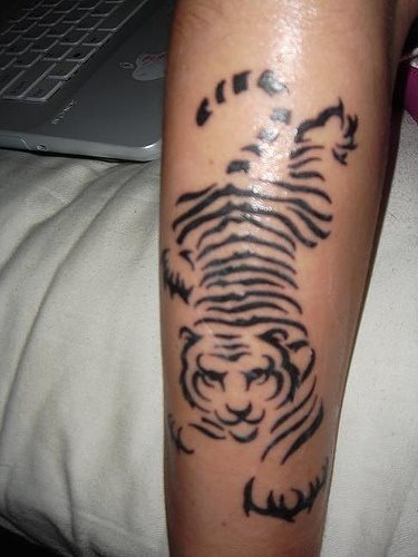 De nuevo, simples lneas negras crean un bonito tatuaje de un tigre De nuevo, simples lneas negras crean un bonito tatuaje de un tigre