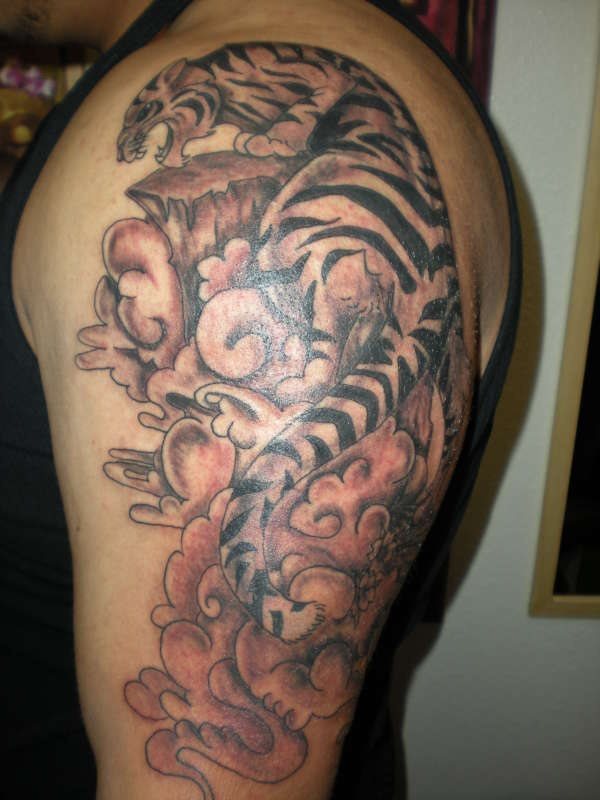 Este tatuaje podemos incluirlo en el estilo japonés ya que los motivos que aparecen en esta fotografía son muy comúnes dentro de ese estilo Este tatuaje podemos incluirlo en el estilo japonés ya que los motivos que aparecen en esta fotografía son muy comúnes dentro de ese estilo